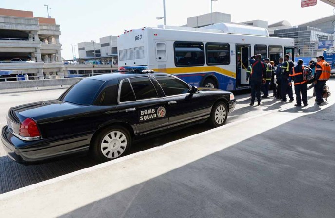 En Los Angeles, también activaron el sistema de seguridad, especialmente en el Aeropuerto. En la foto: una patrulla de policía custodia el área de entrada y salida de los pasajeros.
