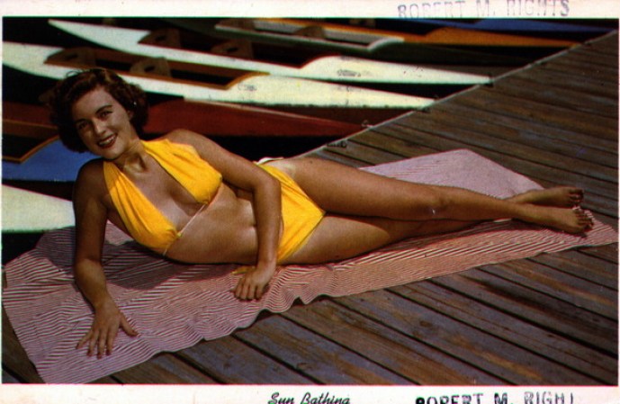 Mujer en bikini fotografiada con Kodachrome (1953).