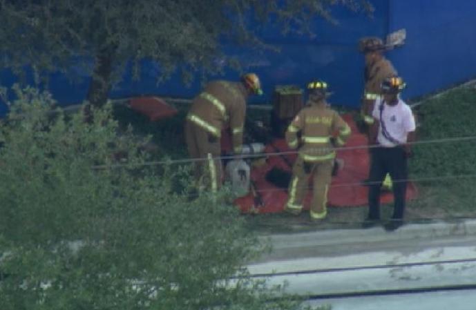 Imágenes tomadas desde el helicóptero deTelemundo 51 tras derrumbarse un garaje de varios pisos en el recinto del Miami-Dade College del Doral.