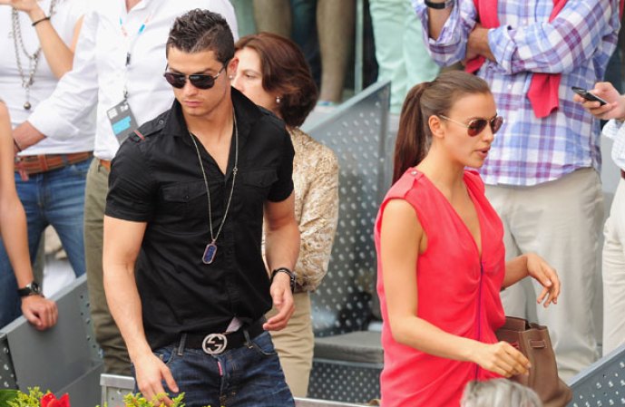 En el lugar 44:<br />Otros nueve latinos conquistaron puestos en la lista de Forbes este año, incluido el futbolista Ronaldo del Real Madrid, en el puesto 44. En la foto con su novia Irina Shayk.