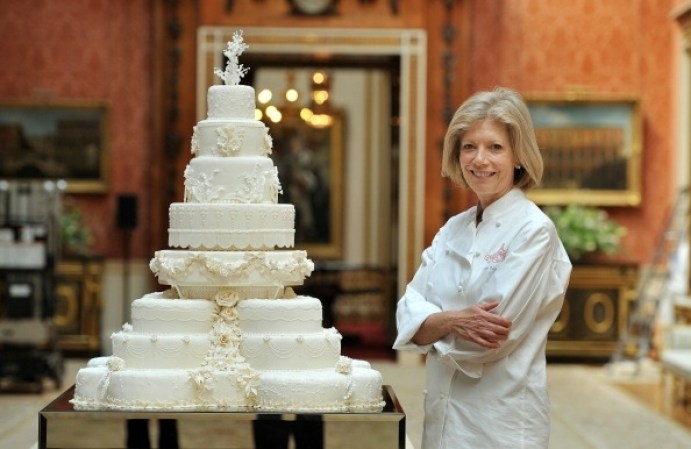 Fiona Cairns, junto al pastel real.
