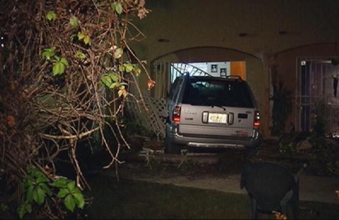 Impactantes imágenes del vehículo que se estrelló contra una residencia en Miami.