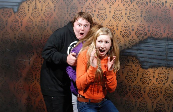 Fotos tomadas a quienes visitan la Casa del Horror Nightmares Fear Factory en Niagara Falls, Canadá, Lo que no se revela es la causa del espanto.