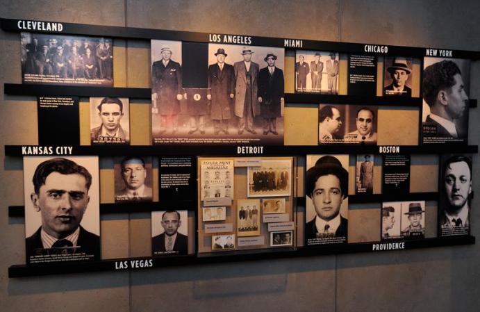 Con un costo de $42 millones en fondos publicos, esta es una ambiciosa iniciativa de Las Vegas para atraer turistas. Uno de los carteles explica la presencia del crimen organizado en varios puntos del país.