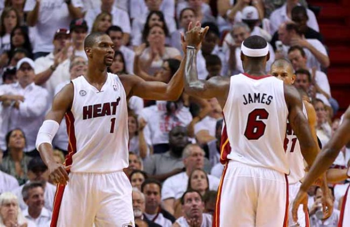 El Heat de Miami derrota espectacularmente a los Peacers de Indiana en tiempo extra 103-102 con soberbia canasta de Lebron James.