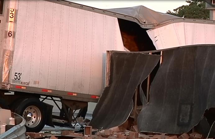 Imágenes de un accidente entre dos camiones ocurrido en Okeechobee Road.