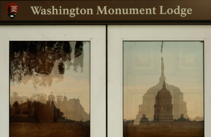 El Capitolio reflejado en una de las ventanas del Washington Monument Lodge, otro edificio cerrado.