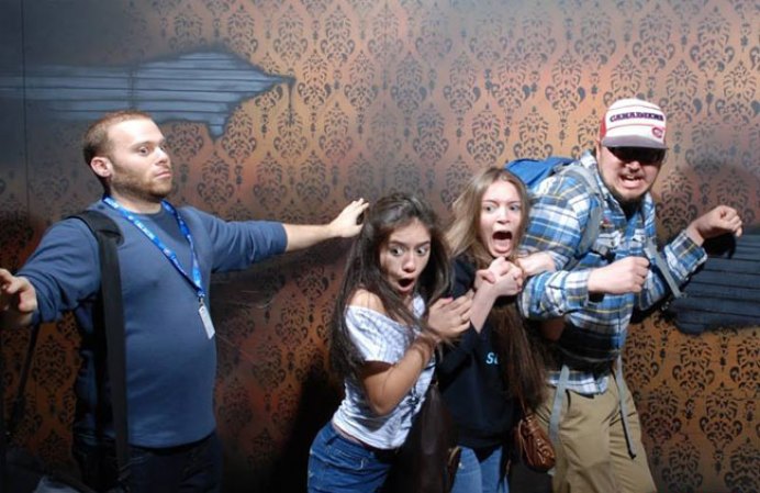Fotos tomadas a quienes visitan la Casa del Horror Nightmares Fear Factory en Niagara Falls, Canadá, Lo que no se revela es la causa del espanto.