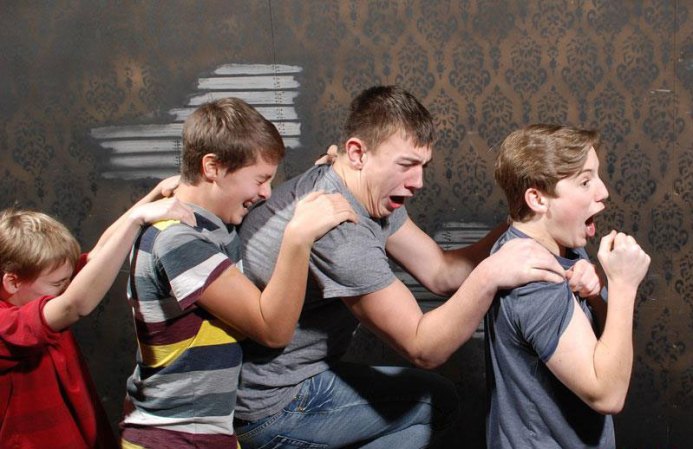Fotos tomadas a quienes visitan la Casa del Horror Nightmares Fear Factory en Niagara Falls, Canadá, Lo que no se revela es la causa del espanto.