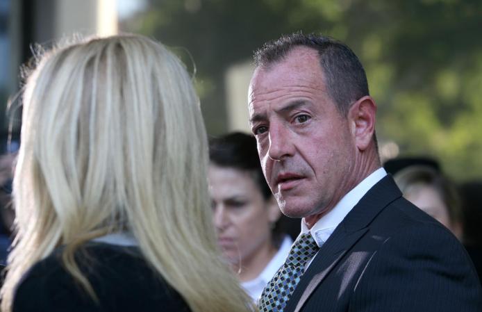 (2005) Michael Lohan -padre de Lindsay- es condenado a un máximo de cuatro años por manejar ebrio y golpear a su hermano. Cinco meses después, Lohan lanza el video musical "Confessions of a Broken Heart”, en la que habla del matrimonio de sus padres.