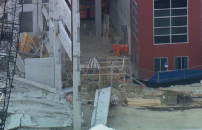 Imágenes tomadas desde el helicóptero deTelemundo 51 tras derrumbarse un garaje de varios pisos en el recinto del Miami-Dade College del Doral.