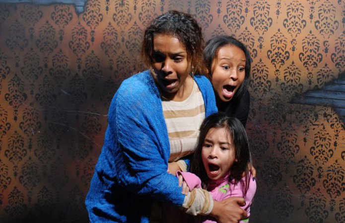 Fotos tomadas a quienes visitan la Casa del Horror Nightmares Fear Factory en Niagara Falls, Canadá, Lo que no se revela es la causa del espanto.