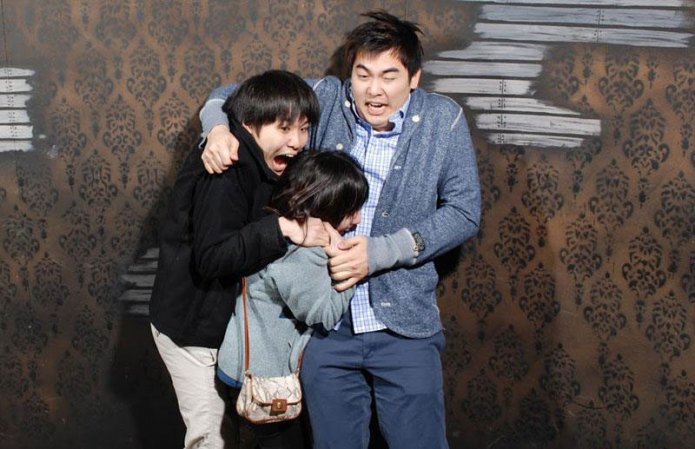 Fotos tomadas a quienes visitan la Casa del Horror Nightmares Fear Factory en Niagara Falls, Canadá, Lo que no se revela es la causa del espanto.