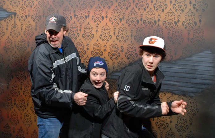 Fotos tomadas a quienes visitan la Casa del Horror Nightmares Fear Factory en Niagara Falls, Canadá, Lo que no se revela es la causa del espanto.