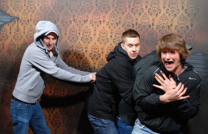 Fotos tomadas a quienes visitan la Casa del Horror Nightmares Fear Factory en Niagara Falls, Canadá, Lo que no se revela es la causa del espanto.