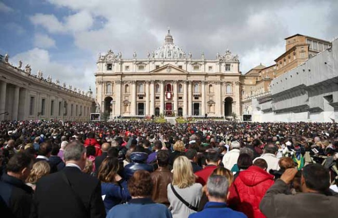 VATICAN CITY, VATICAN - MARCH 31: A general view of crowds as Pope Francis appears prior to delivering his first 'Urbi et Orbi' blessing from the balcony of St. Peter's Basilica during Easter Mass on March 31, 2013 in Vatican City, Vatican. Pope Francis delivered his message to the gathered faithful from the central balcony of St. Peter's Basilica in St. Peter's Square after his first Holy week as Pontiff. (Photo by Dan Kitwood/Getty Images)