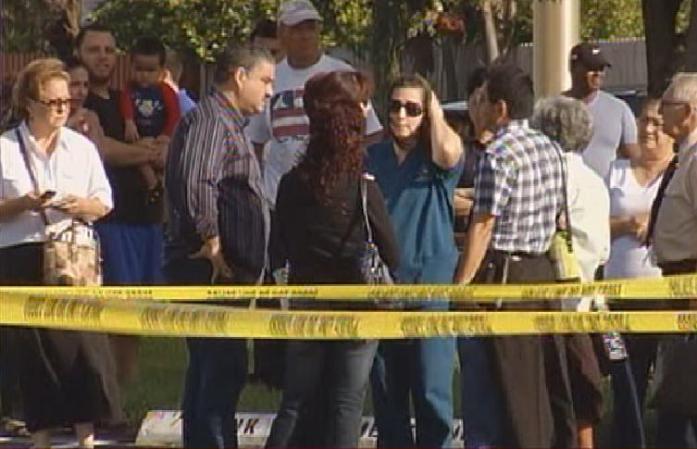 La mujer, de edad avanzada, estaba en la acera cuando fue golpeada por la camioneta tipo ¨pick-up", dijo el portavoz de la policía de Hialeah Carl Zogby.