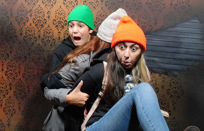 Fotos tomadas a quienes visitan la Casa del Horror Nightmares Fear Factory en Niagara Falls, Canadá, Lo que no se revela es la causa del espanto.