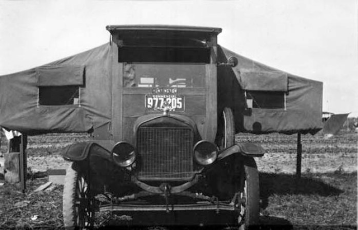 Un auto para acampar en una fotografía de 1923.