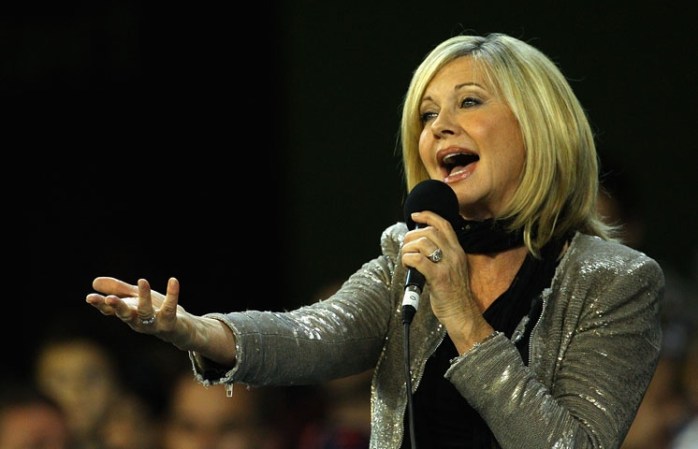 Olivia Newton John ha grabado varios discos cuyas ganancias han sido destinadas al estudio de este mal que ella misma padeció.