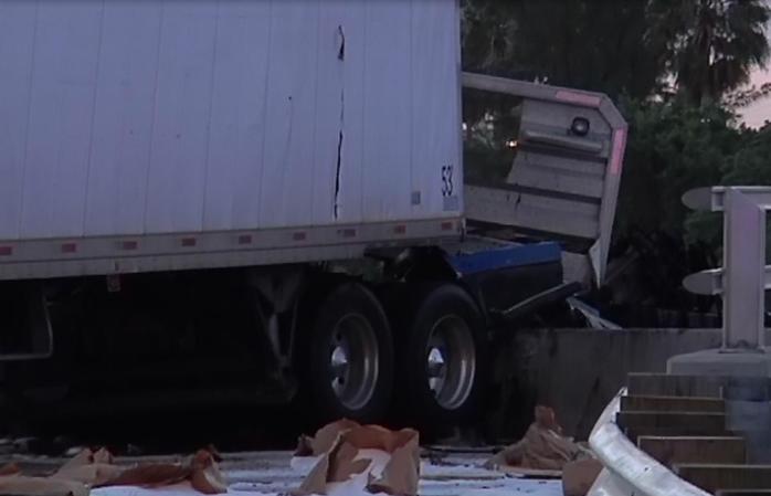 Imágenes de un accidente entre dos camiones ocurrido en Okeechobee Road.