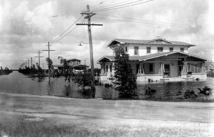 El camino diagonal en el fondo parece ser lo que hoy es Okeechobee Road, en esta fotografía de 1922 se puede apreciar más a deralle la inundación.