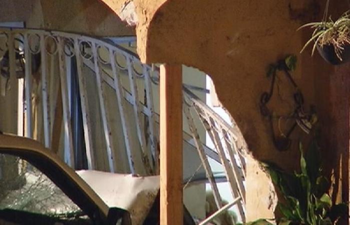 Impactantes imágenes del vehículo que se estrelló contra una residencia en Miami.