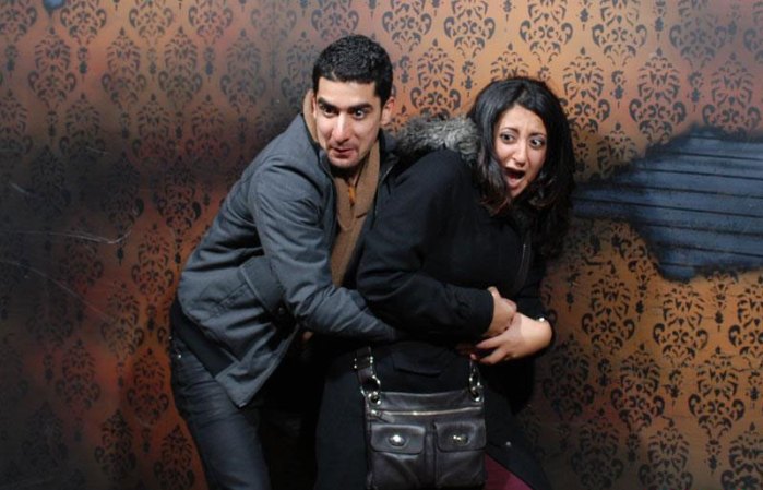 Fotos tomadas a quienes visitan la Casa del Horror Nightmares Fear Factory en Niagara Falls, Canadá, Lo que no se revela es la causa del espanto.