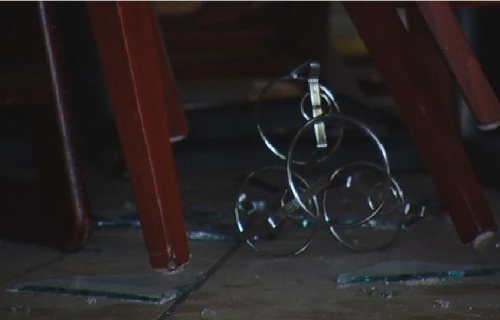 Daños causados por el auto que quedó empotrado en el restaurante.