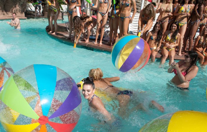 Entre desfile y desfile las candidatas a Miss USA toman el sol y practican juegos de agua.