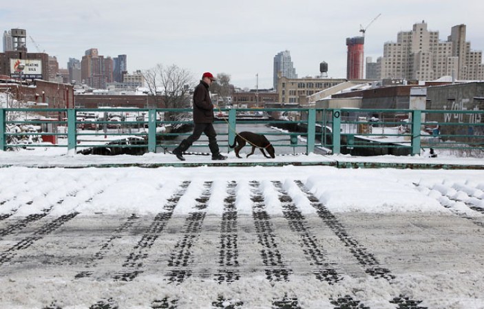 Efectos de una poderosa tormenta en el área tri-estatal de Nueva York, que dejó a su paso más de un pie de nieve.