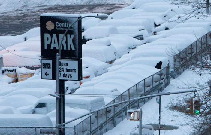 Efectos de una poderosa tormenta en el área tri-estatal de Nueva York, que dejó a su paso más de un pie de nieve.