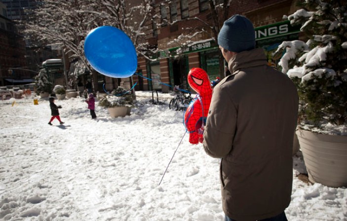 Efectos de una poderosa tormenta en el área tri-estatal de Nueva York, que dejó a su paso más de un pie de nieve.