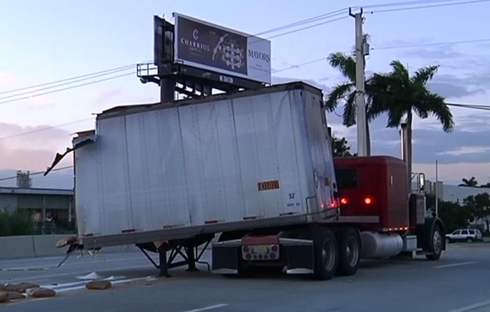 Imágenes de un accidente entre dos camiones ocurrido en Okeechobee Road.