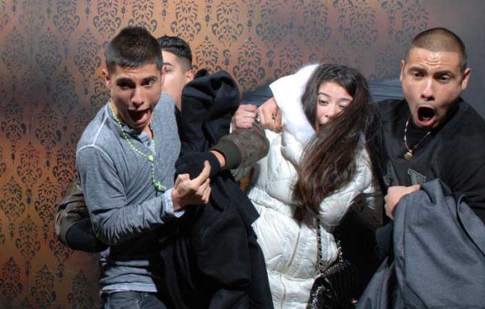 Fotos tomadas a quienes visitan la Casa del Horror Nightmares Fear Factory en Niagara Falls, Canadá, Lo que no se revela es la causa del espanto.