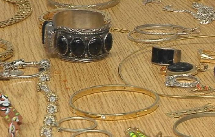 La policía busca a los propietarios de estos objetos robados en casas de Miami, Miami Beach y el condado de Collier. Se pide a quien tenga información sobre estos casos que llame al 305-279-6929 o al 305-471-2800.
