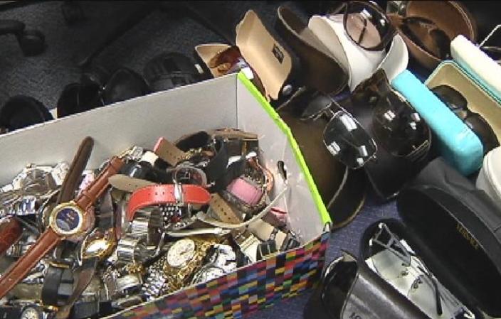 La policía busca a los propietarios de estos objetos robados en casas de Miami, Miami Beach y el condado de Collier. Se pide a quien tenga información sobre estos casos que llame al 305-279-6929 o al 305-471-2800.