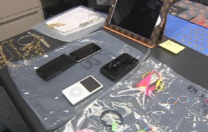 La policía busca a los propietarios de estos objetos robados en casas de Miami, Miami Beach y el condado de Collier. Se pide a quien tenga información sobre estos casos que llame al 305-279-6929 o al 305-471-2800.