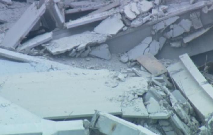 Imágenes tomadas desde el helicóptero deTelemundo 51 tras derrumbarse un garaje de varios pisos en el recinto del Miami-Dade College del Doral.