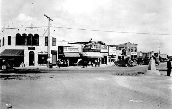 Así lucían las fachadas de unas tiendas en 1927.