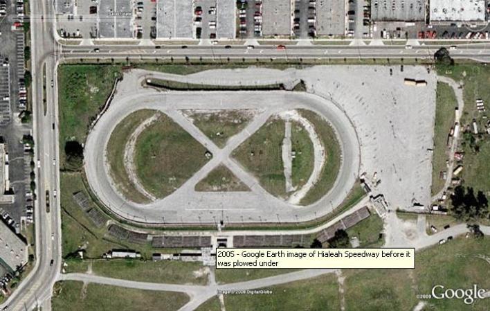 Pero en Hialeah no sólo existía el gusto por las carreras de caballos, sino también por las de automóviles. Esta imagen aérea muestra la pista de carreras de Hialeah, antes de que esta cerrara en el 2005.