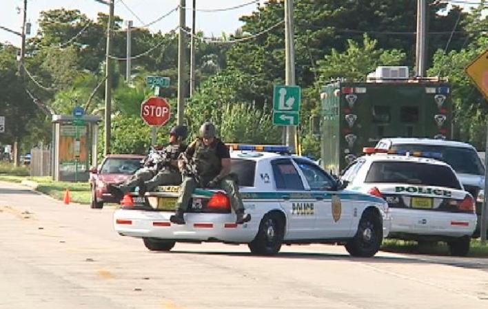 Fotos de la búsqueda de un hombre acusado de secuestro y de haber disparado contra una sargento de la policia en el sur de Miami-Dade.