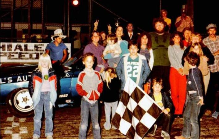 Aquí un grupo de fanáticos de las carreras en los 80.