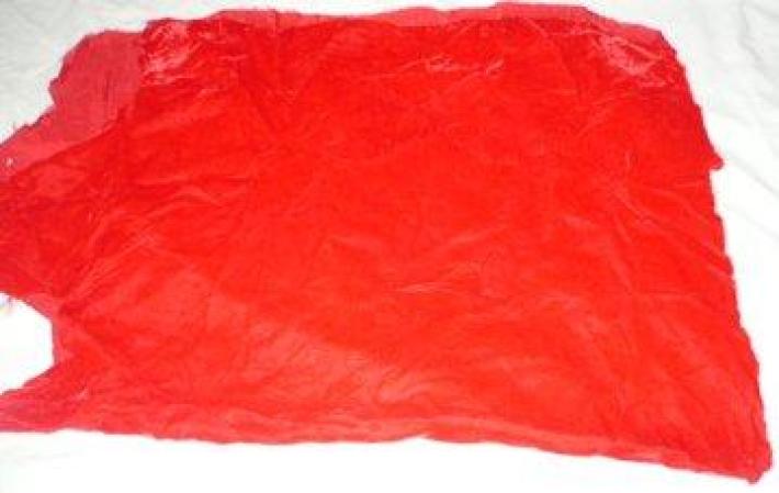 Pedazo de tela rojo intenso.