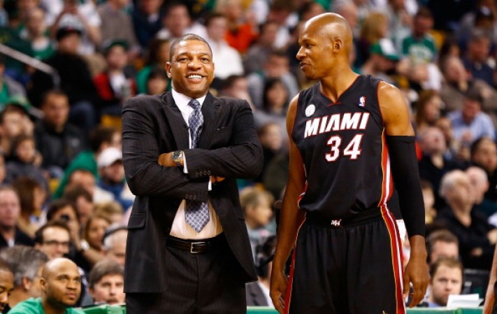 El coach Doc Rivers de los Boston Celtics y Ray Allen #34. Doc lamenta su partida.