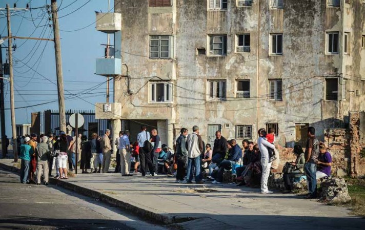11 DE MARZO: Una larga línea de cubanos frente a la Sección de Intereses de Estados Unidos (SINA) en La Habana para obtener la visa para viajar a los EEUU.