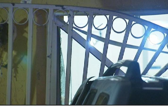 Impactantes imágenes del vehículo que se estrelló contra una residencia en Miami.
