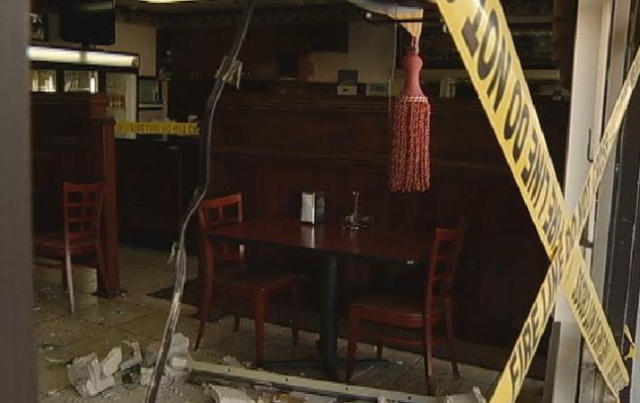 El video de vigilancia del restaurante muestra cómo el vehículo entra derribando muro y cristal.
