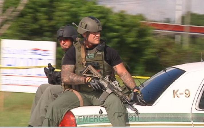 Fotos de la búsqueda en el sur de Miami-Dade de un hombre que según la policía disparó contra una mujer sargento.