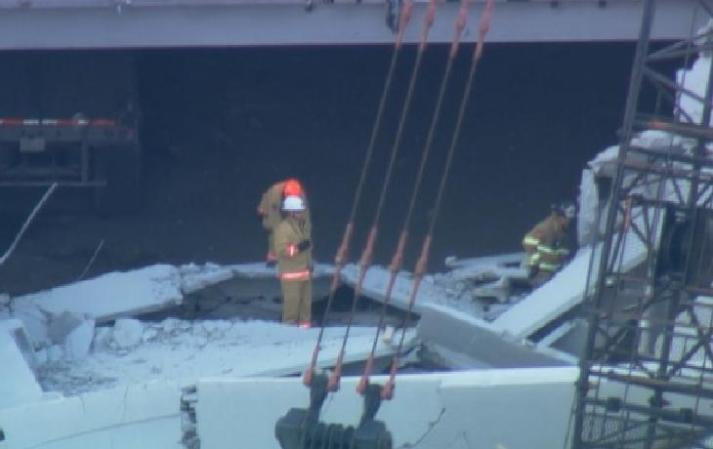 Imágenes tomadas desde el helicóptero deTelemundo 51 tras derrumbarse un garaje de varios pisos en el recinto del Miami-Dade College del Doral.